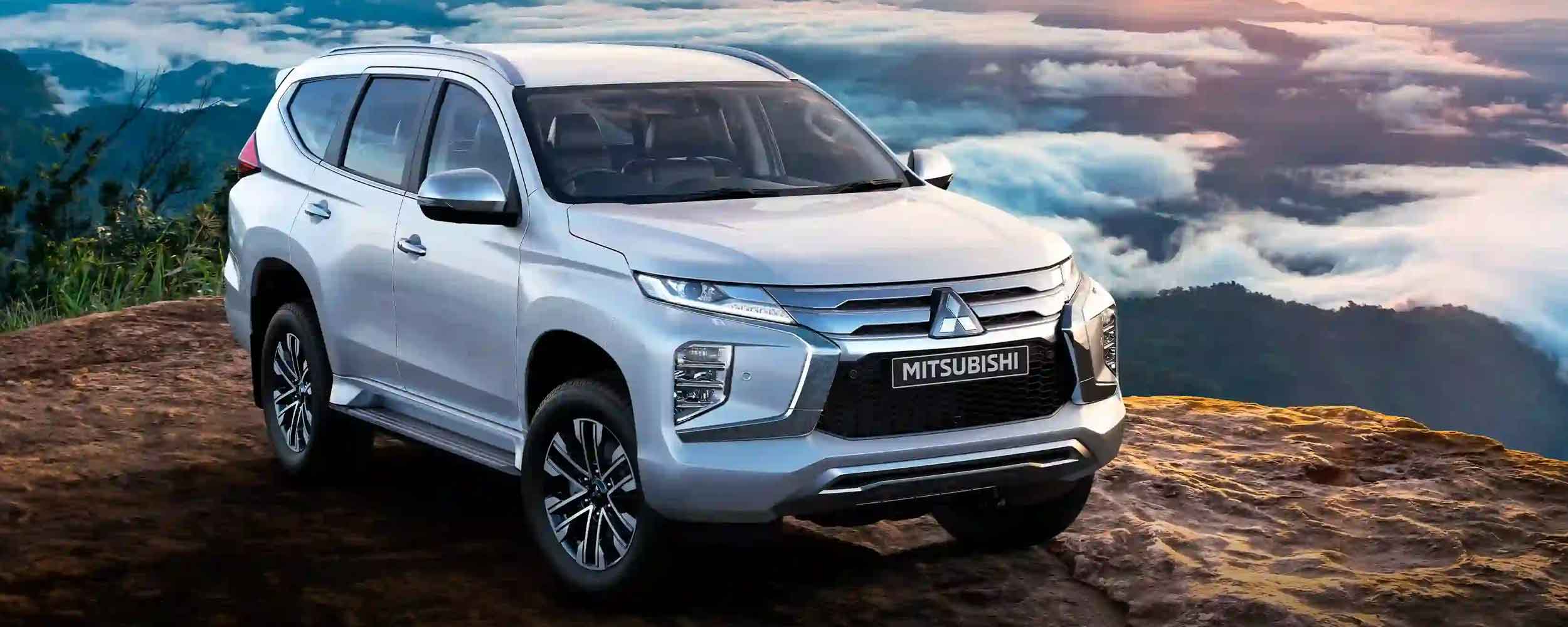 Mitsubishi Outlander en la cima de una montaña